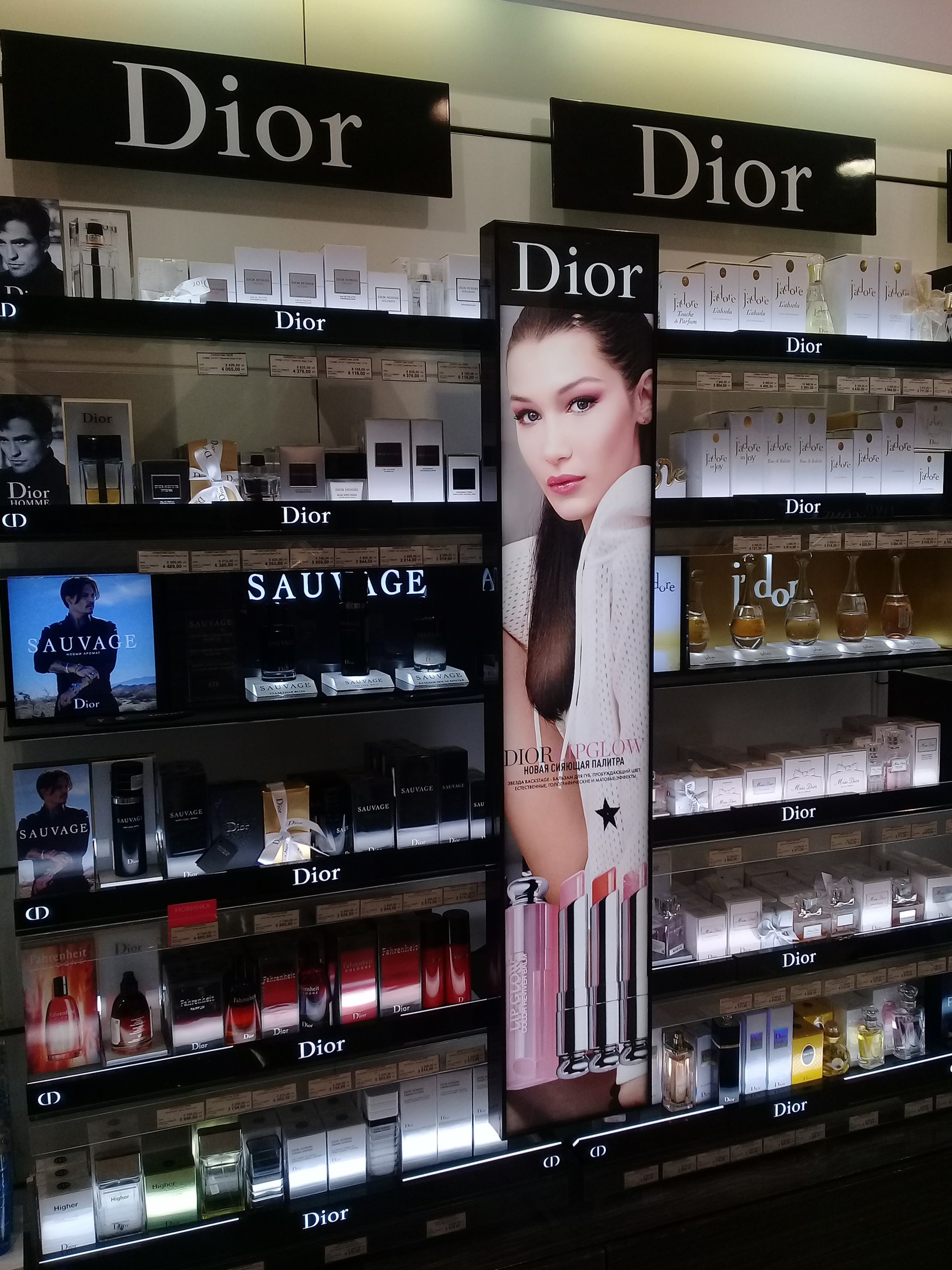 Монтаж подвесных флагов в сетевых магазинах парфюмерии и косметики